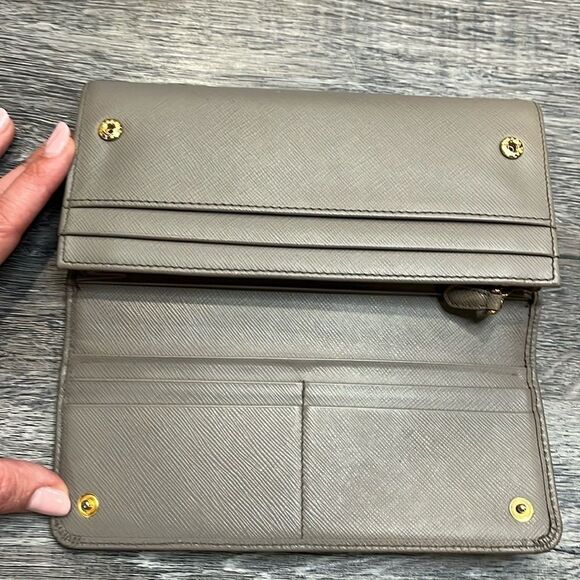 Authenticated Prada Beige Saffiano Lux Wallet ($1,100) 🌟professionally cleaned 🌟 - Picture 13 of 17